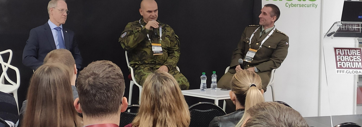 brig.gen.Miroslav Feix diskutuje ve svém odborném panelu