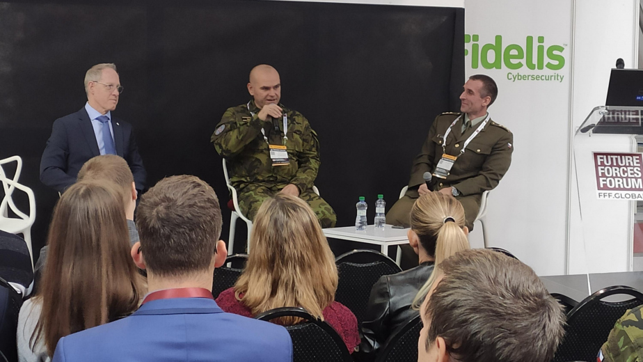 brig.gen.Miroslav Feix diskutuje ve svém odborném panelu